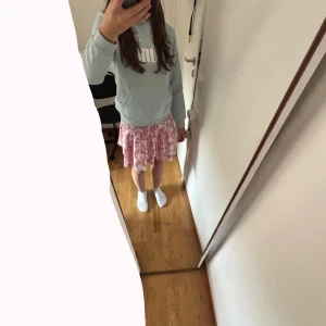 Ljusblå hoodie från Puma - Snygg ljusblå hoodie från Puma med stor vit logga framtill. Tröjan har huva, magficka och är långärmad. Perfekt för dig som gillar sportig och chill stil. Mjuk och skön, tillverkad i bomullsmix.