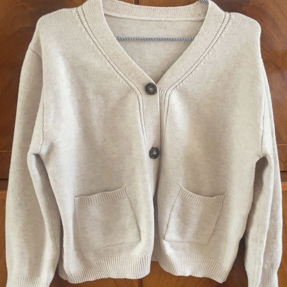 Beige kofta med knappar och fickor - 2