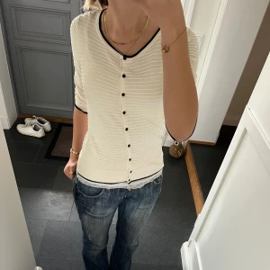 Vit stickad kofta  - Vit trekvartsärmad kofta från H&M i storlek M, skulle säga att den även passar S. Fint skick. Använd gärna köp nu!