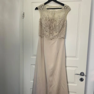fest kläning - en jättefin festklänning använd 1 gåmg, köpt på en fest butik