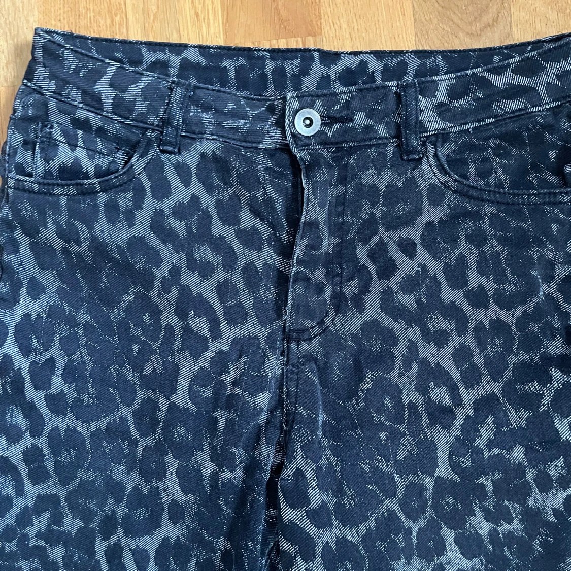 Svarta leopardmönstrade jeansbyxor - 2
