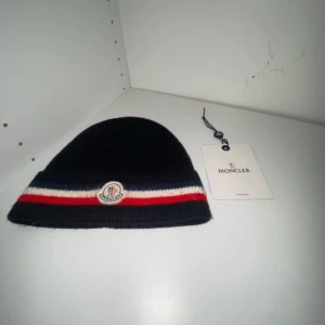MONCLER mössa  - MONCLER mössa 
