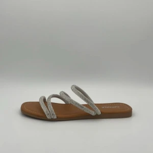 Glittriga sandaler med remmar - Oanvända sandaler, köpta i Malaga i våras. Remmen längst bak går att ha både framför och bakom häl beroende på hur man vill att den ska sitta. Smalare passform, true to size!  Glittrar superfint i solen 🥹💖  Min sambo gillar att ta bilder i Light Box, därav typ av bild🤗