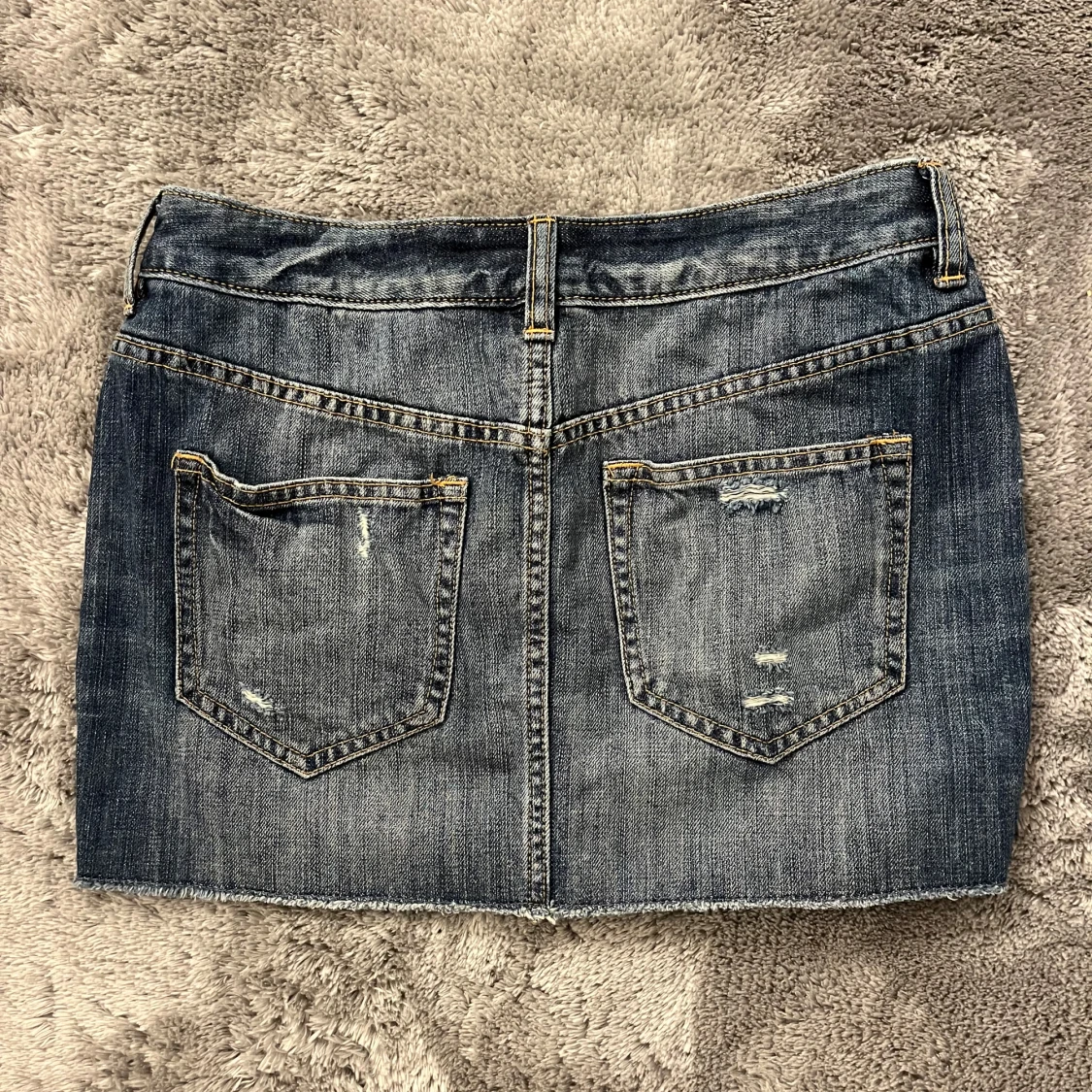 Mörkblå jeanskjol med slitningar - 1