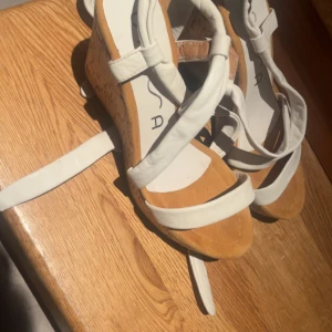 Vita sandaler med kilklack - Dm