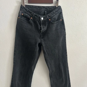 Svarta jeans från Weekday - Svarta jeans från Weekday, modellen PIN. Jeansen har medellåg midja och är i storleken 26/32.💕