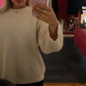 Vit stickad från Gina  - Jättefin vit stickad från Gina. Sitter jättebra och jätteskön 💞Strl M men passar S med💞 Pris kan diskuteras