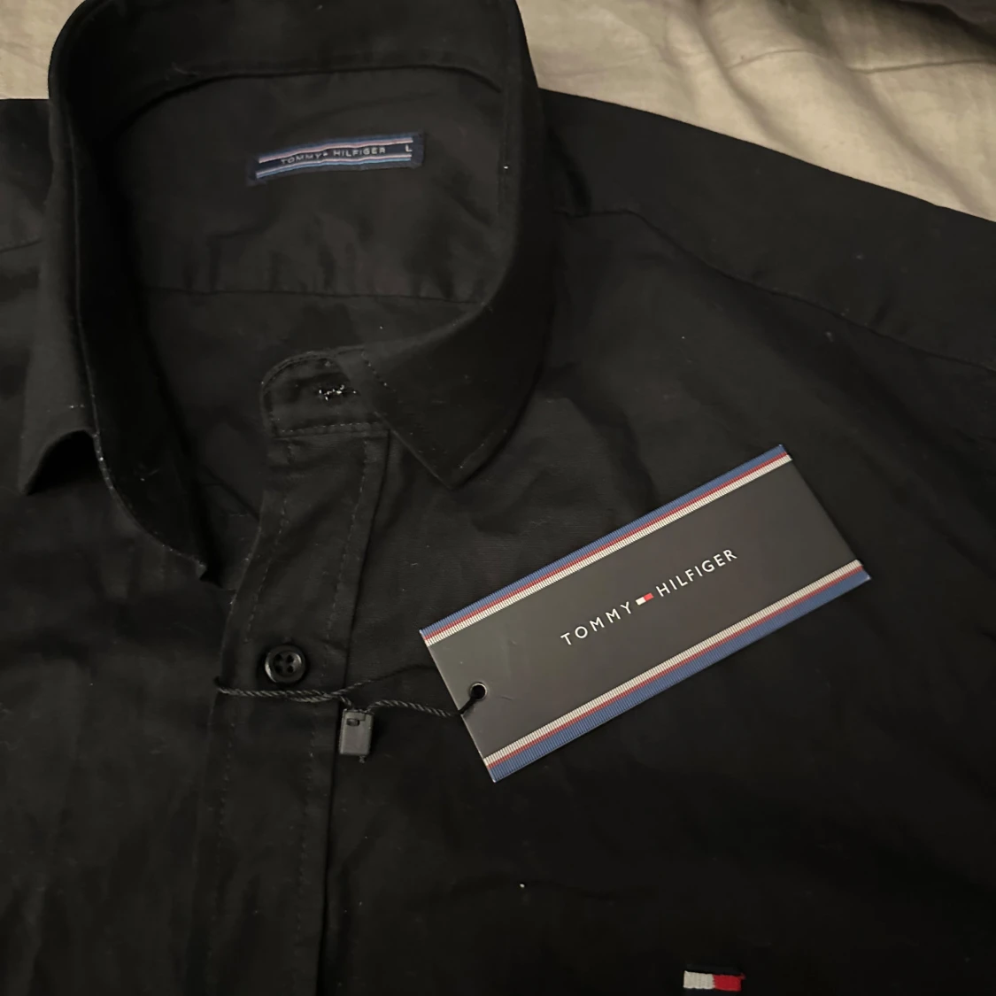 Svart skjorta från Tommy Hilfiger L - 2