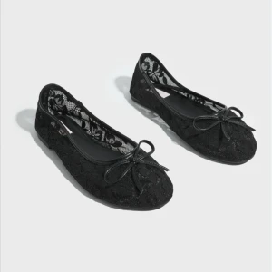 Svarta ballerinaskor med spets  - Säljer ett par svarta ballerina skor från Nelly i storlek 36, helt nya!💗