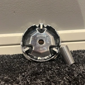 Polini Hi Speed Variator | Minarelli  - •Polini Hi Speed Variator | Minarelli. Är i fint skick & inte mycket använd! Perfekt att kombinera med Trimrör, koppling & större förgasare för att få fram mer effekt! Artikel nummer från twostroke: Art.nr. POL-241.301 | passar t.ex Yamaha Slider, Aerox, Neos, Jog R med mera! 