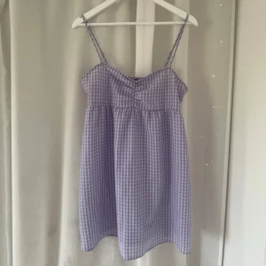 klänning - Söt sommarklänning! Säljs då den inte kommit till användning. 💓