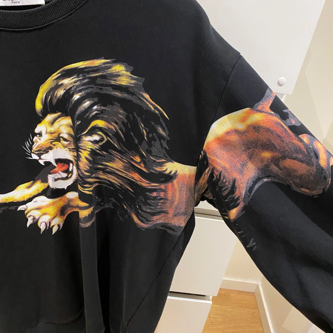 Svart sweatshirt med lejontryck från Givenchy - 1