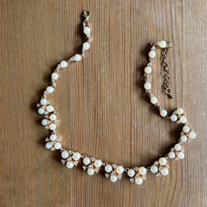 Pärlhalsband - Ett pärlhalsband med stenar som jag har köpt på vinted, jag har aldrig använt det💕