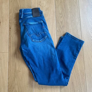 Replay anbass 29/30 - Säljer ett par riktigt feta replay anbass i storleken 29/30! Jeansen har en perfekt färg som passar året runt!!! Priset är endast 349kr!