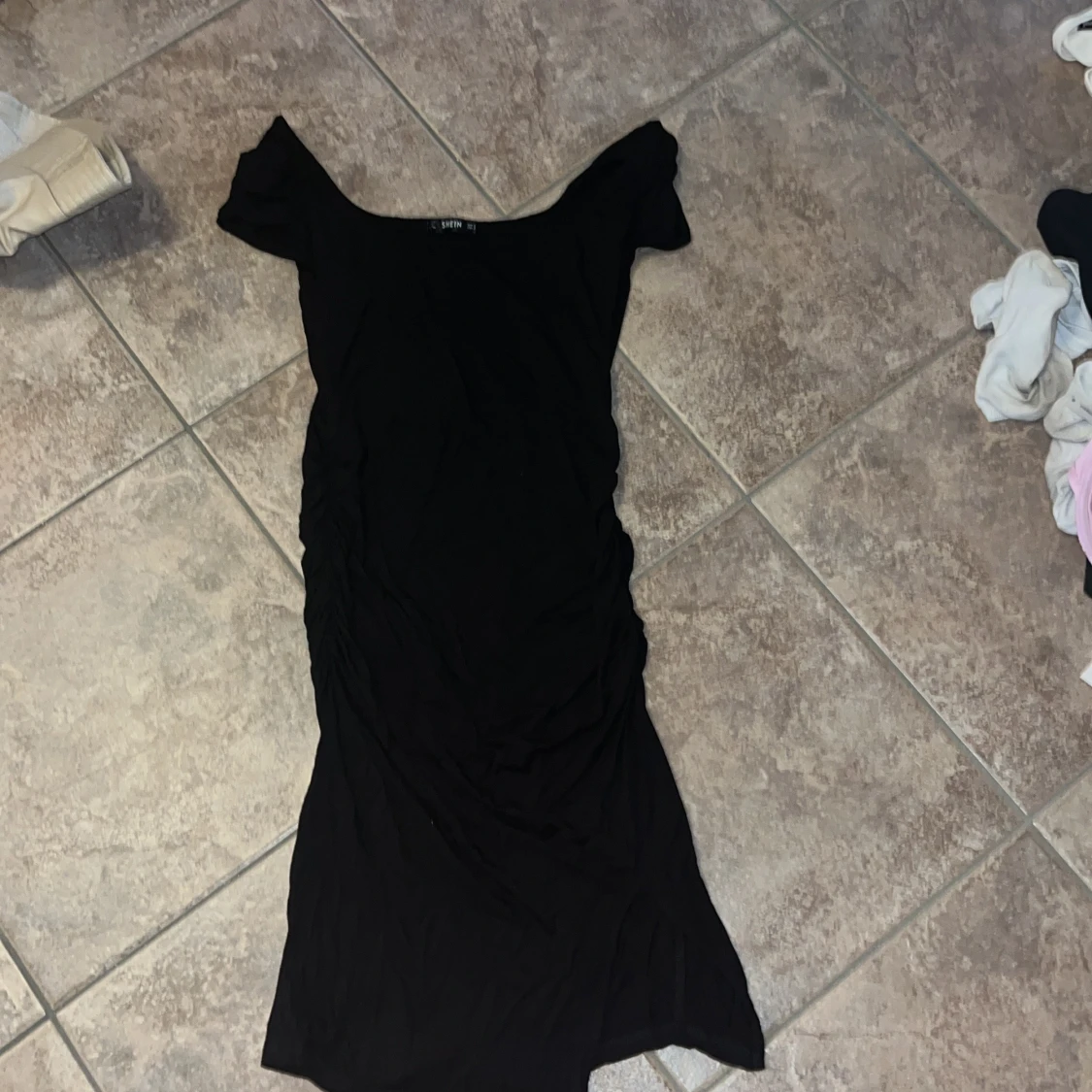 Svart offshoulder klänning från SHEIN