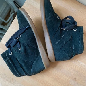 Isabel Marant skor - Isabel Marant Svarta Bobbys i storlek 40. I gott skick, men man ser att de är använda. Köpta från Vinted, endast de två sista bilderna är mina. Det är bara att skicka om ni har frågor eller vill ha extra bilder. Priset är disskuterbart
