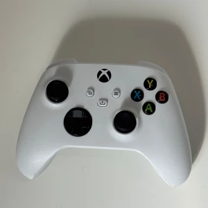 Xbox kontroll (Stick drift) - Säljer Xbox kontroll som har stick drift, om du vet hur man fixar stick drift så är det nog ett bra pris för dig, annars är den i väldigt gott skick, tänker ingen mening ha den hemma så säljer den för ett rimligt pris Priset kan diskuteras också
