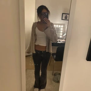 Lågmidjade jeans  - Ett par jeans från Gina tricot i modellen perfekt jeans i mycket bra skick jag säljer eftersom jag har för mycket jeans som ser lika dana ut annars skulle jag ha sparat dem! Det är bara att skriva om man är intresserad💗pris kan diskuteras vid snabba köp! original pris:500kr