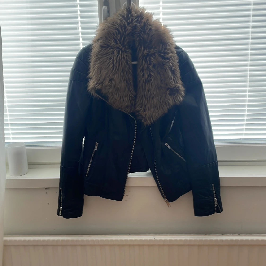 Svart skinnjacka med fuskpäls från Jofama by Kenza