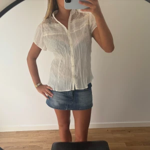 Söt topp  - Superfin blus som jag köpt secondhand, har tyvärr ingen lapp så vet ej märke eller storlek men passar mig som vanligtvis har S ❣️