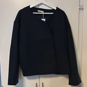 Kappa -  Säljer en helt ny marinblå kappa från Gina Tricot i Storlek XL💕