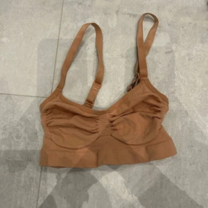 SKIMS seamless sculpt bralette💕 - Säljer min Skims bralette pga ingen användning 💔 köpte den i början av 2024 och har aldrig använt den 🩷   Skriv till mig om ni har några frågor eller funderingar 💛😇🤗