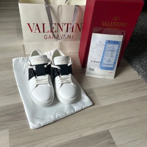 Valentino open - Vita och fräscha Valentinos, använda ca 2 gånger. Fel köp, köpta här på Plick men är för stora. Storleken är 38 men de är stora i storleken, 39-40 är en mer rättvis storlek för skorna.