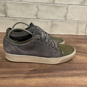 Lanvin Skor - Lanvins Skor | Skicket är 9/10 - Storlek 42 - Nypris 4299kr - Vårt pris 1499kr, skorna är i riktigt bra skick, har inga defekter endast slitage och lite på sidan av skon. Endast skorna kommer med! Tveka inte vid att ställa frågor vid funderingar, pri