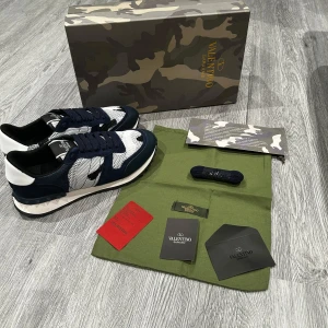 Valentino Rockrunner   - Säljer ett par riktigt feta Valentino Rockrunners. Box och massa andra tillbehör följer med hör av er vid minsta lilla fundering pris kan diskuteras vid snabb affär 