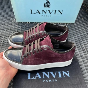 Röda lanvin cap toe  - Säljer nu dessa Vinröda lanvin cap toe som är i mycket bra skick i uk 8 där box och en dustbag ingår. Har fixat till dem med whitner för att sulan ska bli extra snygg. Skriv för fler bilder/frågor🙌🏼