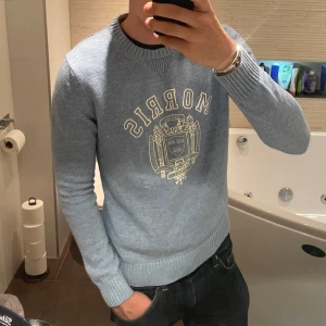 Morris Tröja  - Morris tröja ljusblå knitted. Nypris 2600. Mitt pris 499