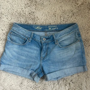 Levi's ljusblå jeansshorts - Ett par ljusblå jeansshorts från Levis med medelhög midja. Midja rakt över:39cm