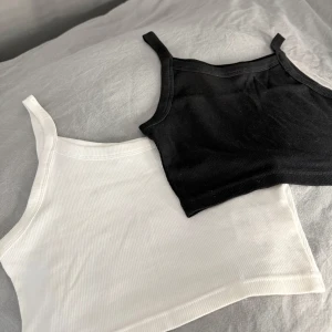 Svart och vit ribbad linnetopp - Två stretchiga linnetoppar i svart och vitt. Från Weekday, aldrig använda 🌟Pris inkluderar båda linnen ⭐️