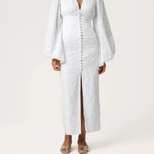 Vit klänning från Adoore - Vit klänning från adoore, storlek 36, aldrig använd med prislapp kvar!🤍