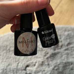 Gel topcoat - Två stycken genomskinliga topcoat som härdas i UV-lampa, knappt använda 🤍 50kr för båda!
