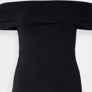 Svart offshoulder top  - Elegant svart offshoulder top med en stilren design. Aldrig använd. 