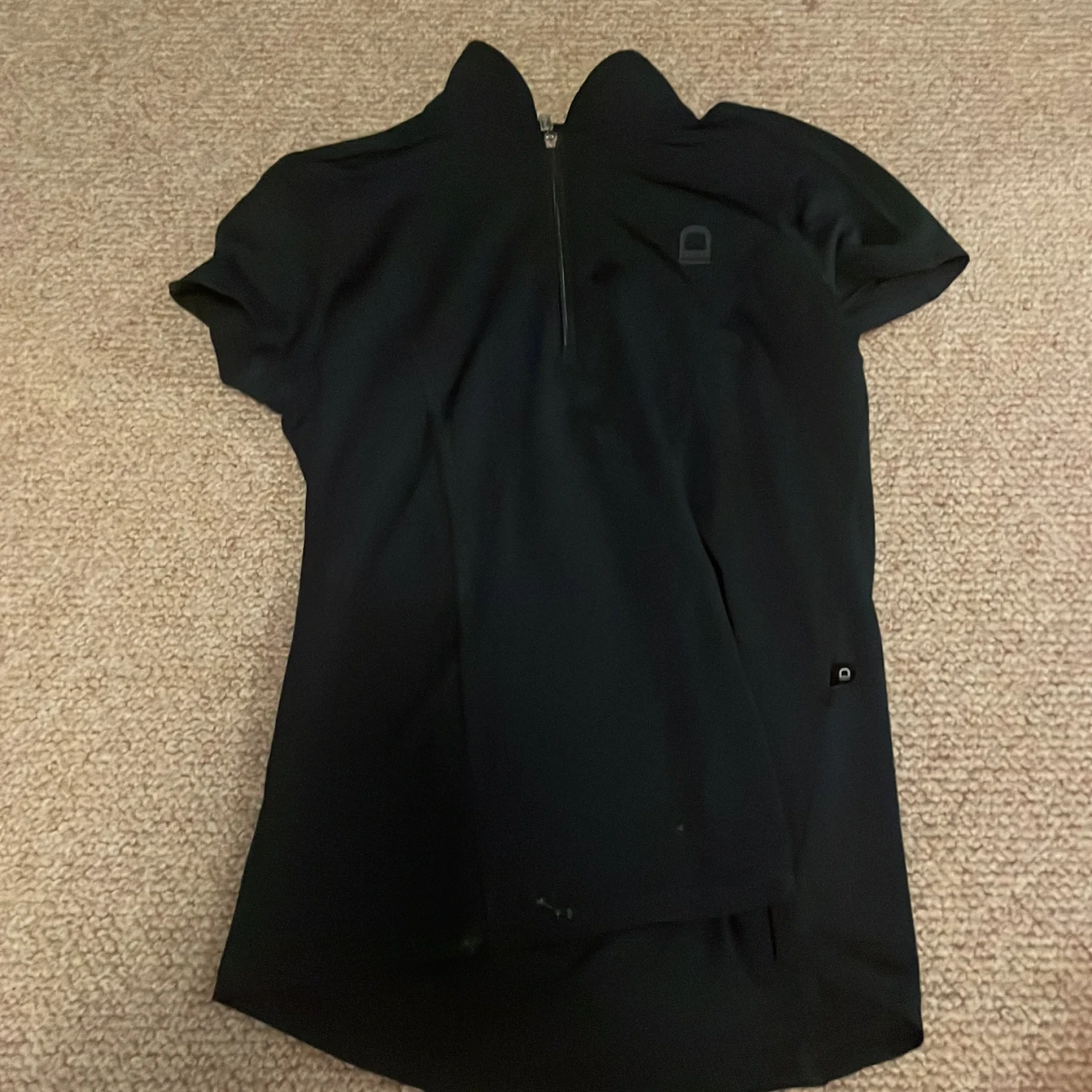 mörkblå pikétröja från Equipage