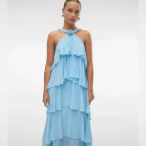 Ljusblå långklänning med volanger - Volang klänning från Vero moda, prislapp kvar! Defekt visas på sista bild✨ nypris 1100! Perfekr till midsommar 