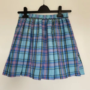 Söt kjol  - Söt och bekväm kjol med inbyggda shorts! Köpt second hand, säljer då den inte används.