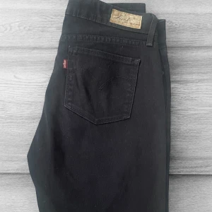 Svarta Levi's jeans - Svarta jeans från Levi's.  Jeansen har en bekväm passform. Perfekta svarta jeans som funkar till allt och ger en clean look. De är i storlek 28/32. Bra skick✅ Hör av dig vid eventuella funderingar eller om fler bilder😊 Pris går såklart att diskutera!