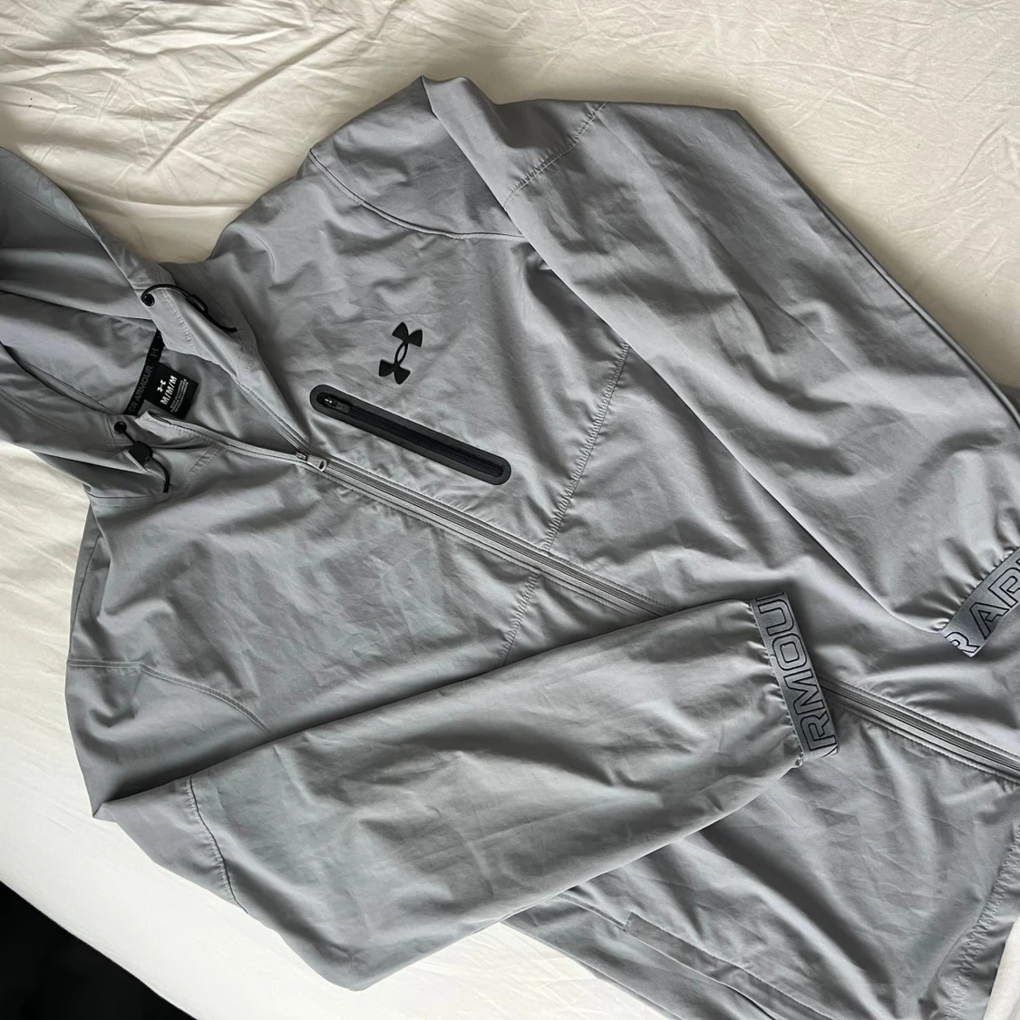 Grå vindjacka från Under Armour