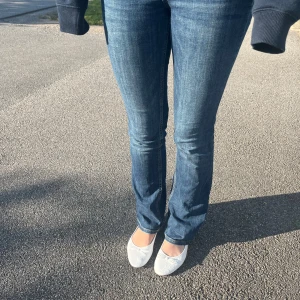 Jeans - Jättesnygga bootcut jeans från Zara. Låg/medelhög midja. Storlek 34 men stretchiga så passar även 36. Jeansen har en blå snygg tvättad look💙