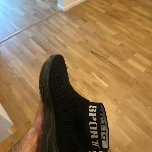 Svarta sneakers från Philipp Plein - Svarta sneakers i stickad mesh från Philipp Plein med högt skaft och bred sula. Snygga vita klomärken på sidan, silvertext på skaftet och siffran 78 bak. Skorna har en sportig vibe och är lätta att ta på tack vare elastisk ovandel.