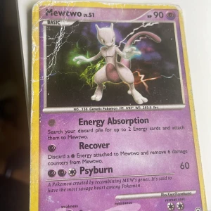 Mewtwo Lv.51 - Klassiskt Pokémonkort med Mewtwo, perfekt för samlare och nostalgiker! Kortet har coola attacker som Energy Absorption och Psyburn. Välanvänt skick med tydliga tecken på slitage, men fortfarande en ikonisk del av Pokémonvärlden. 