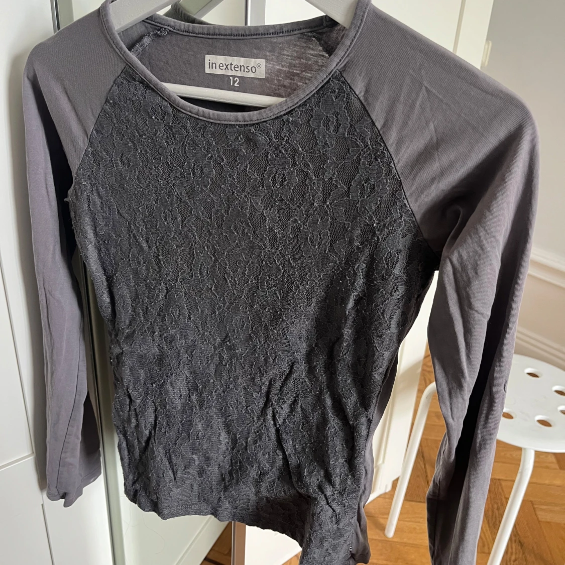 Grå långärmad topp med spets - 1