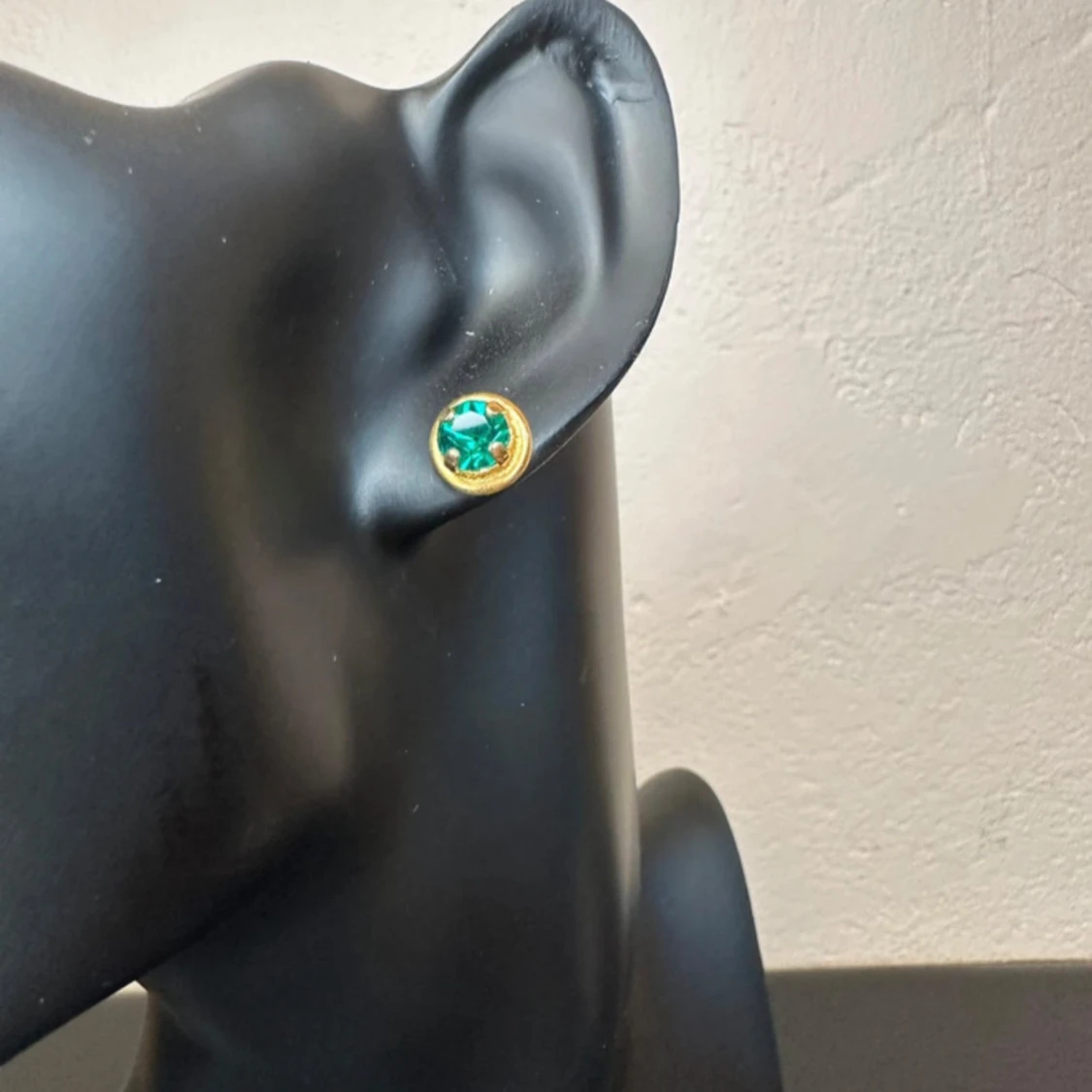 Vintageörhängen med smaragdgrön glassten och guldfärgad ram - 1