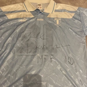 Retro MFF tröja  - Säljer denna äkta/signerade Jocke Persson (gammal Malmö spelare och nu mera tränare i Danmark) retro MFF tröja från 1995. Tröjan har min pappa fått av klubben och är extremt unik/svår att få tag på samt helt oanvänd, därav priset 1300 kr. 