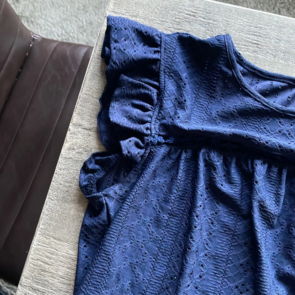 Mörkblå blus med volangärmar - 2