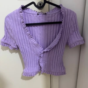 Lila topp  - En lila topp från Zara i stl S som är i väldigt bra skick säljs för 100 kr.