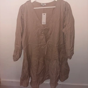 Beige omlottklänning från Envii - Beige klänning med knyten, ljusare i verkligheten än på bilden.